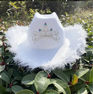 Witte veren westerse cowboyhoed met glinsterende strass tiara detail voor feest