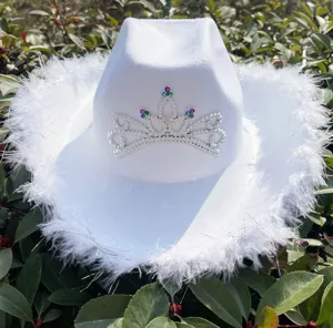 Witte veren cowboyhoed met sprankelende strass kroondetail, feestelijke detailweergave