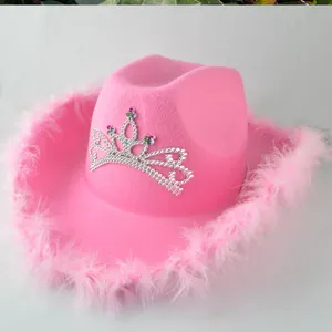 Roze cowboyhoed met veren rand en strass tiara voor feestelijk verkleedpartij kostuum