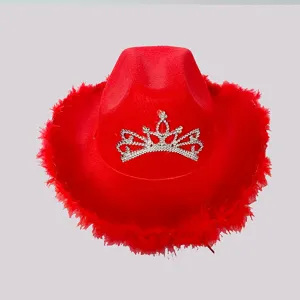 Rode cowboyhoed met verenrand en strass tiara, perfect voor feestjes, verkleedpartijen en evenementen.