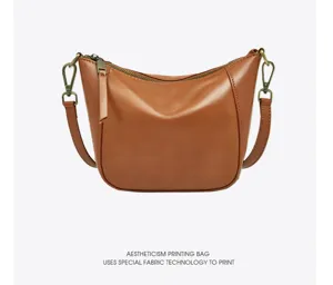 Braune Leder Dumpling Tasche Detail, weiches Rindsleder, Vintage Beschlag, verstellbarer Gurt.