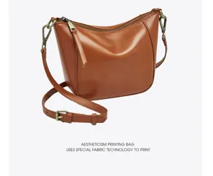 Nahaufnahme der braunen Umhängetasche aus Leder mit Metallreißverschluss, kompaktes Design.