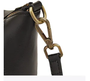 Leder Knödel Tasche Detailaufnahme mit Metallbeschlägen und Riemenverschluss für den Alltag.