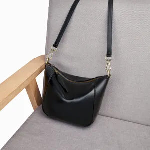 Klassische schwarze Leder Umhängetasche für Damen, stilvolle und leichte Freizeittasche.