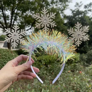 Diadema colorida de copo de nieve con oropel brillante, ideal para fiestas navideñas y disfraces.