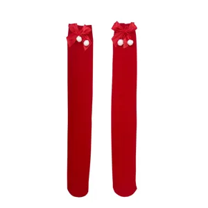 Rote Weihnachts Oberschenkel hohe Socken mit Schleifen und weiße Pom Poms Feiertag Strümpfe