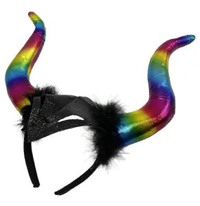Vue détaillée du serre-tête cornes de diable métalliques colorées avec plumes et tissu.