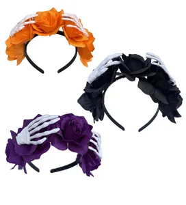 Gedetailleerd overzicht Halloween gotische roos en skelet hand haarband, feest accessoire.
