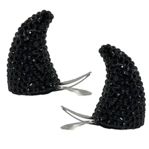 Set de pinzas para el cabello con cuernos de diablo de diamantes de imitación negros.