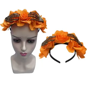 Halloween schedel hand oranje roos haarband detail shot, perfect voor feest accessoires.