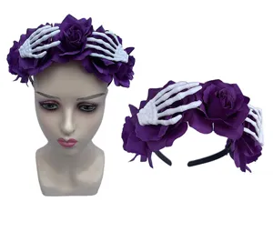 Gedetailleerde close-up van de Halloween paarse roos en skelet hand bloemen kroon haarband.