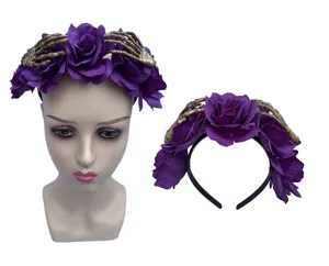Detailopname van Halloween haarband met paarse rozen en skeletonhanden voor griezelfeest.