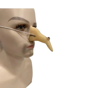 Vue de détail rapprochée de l'accessoire de faux nez crochu de sorcière d'Halloween.