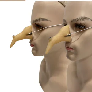 Accessoire de déguisement de long nez de sorcière pour Halloween, vue de détail.