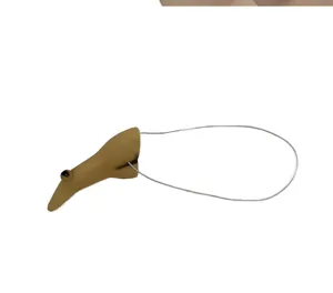 Vue de détail d'un drôle d'accessoire de long nez de sorcière avec ficelle pour Halloween.