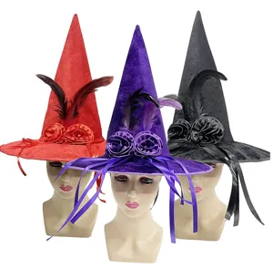 Detalle de sombrero de bruja de Halloween de terciopelo con plumas y flores de rosas.