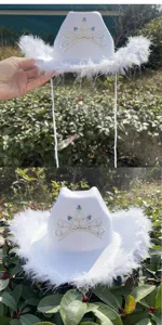 Witte veren cowboyhoed met strass tiara kroon, brede rand voor feestjes en verkleedpartijen.