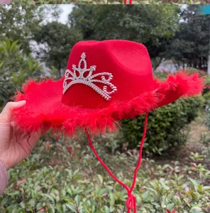 Rode veer strass cowboyhoed detail, stijlvolle feestkostuum hoed accessoire voor events.