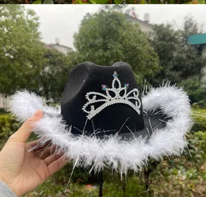 Zwarte veren cowboyhoed met strass tiara, perfect voor Halloween feesten en verkleedkleding.