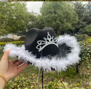 Zwarte western cowboyhoed met witte verenrand en sprankelende strass-kroon voor feestjes.