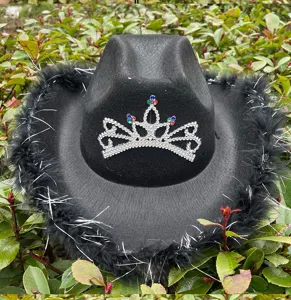 Gedetailleerd overzicht van zwarte strass kroon jazz cowboyhoed met elegante veerrand.