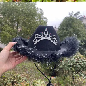 Detailopname van de stijlvolle zwarte western cowboyhoed met strass tiara en veren rand.