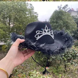 Detailweergave van een zwarte western cowboyhoed met strass kroon en veren voor feest.