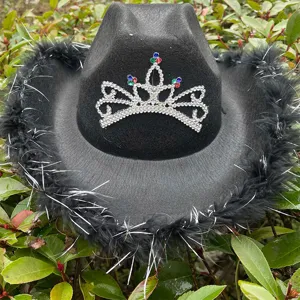 Zwarte westerse cowboyhoed met strass kroon en veren rand voor feest verkleedkleding