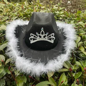 Stijlvolle zwarte cowboyhoed met witte verenrand en strass kroon voor Halloween feestjes.