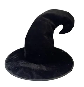 Gros plan de détail de chapeau de sorcière en velours noir avec pointe courbée et large bord.