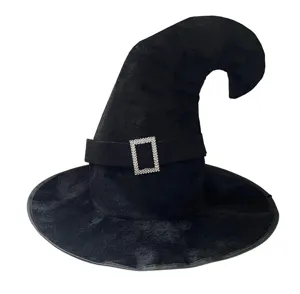 Vue détaillée du chapeau de sorcière noir avec boucle en strass scintillante et velours.