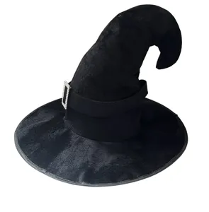 Gros plan du chapeau de sorcière classique en velours noir avec boucle strassée.
