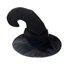 Vue detaillee du chapeau de sorciere en velours noir avec pointe courbee et boucle decorative.