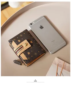 Γυναικείο κοντό πορτοφόλι από δέρμα PU με κομψή στάμπα, φερμουάρ και κούμπωμα.
