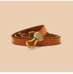 Elegante smalle echt lederen damesriem met vintage schelp metalen gesp voor jurk.