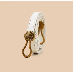 Smalle witte lederen riem met vintage bronzen schelpgesp detail voor elegante jurken.