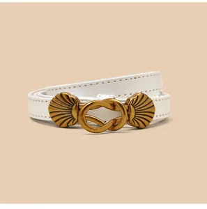 Gedetailleerd overzicht van een witte lederen riem met antieke gouden schelpgesp.