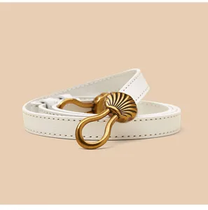 Slanke witte leren damesriem met messing schelp gesp voor jurken en jassen stijlvol accessoire
