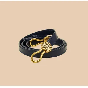 Slanke donkerblauwe lederen riem met chique gouden schelpvormige gesp voor jurken en jassen.