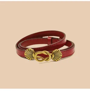 Elegante smalle rode lederen damesriem met vintage gouden schelp gesp voor jurken.
