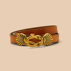 Smalle lederen damesriem met vintage gouden schelp gesp chique jas tailleceintuur