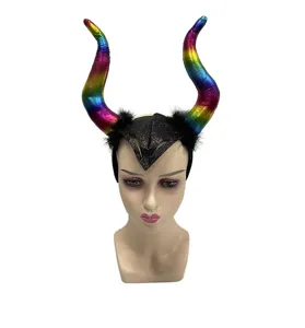 Gros plan sur le serre-tête cornes de diable métalliques colorées, idéal pour fête.
