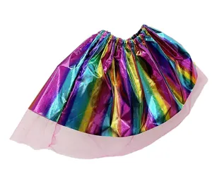 Vue détaillée de jupe tutu arc-en-ciel métallique colorée montrant un tissu brillant.