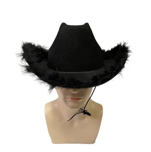 Gedetailleerde close-up van zwarte cowboyhoed met decoratieve verenrand en kinband.