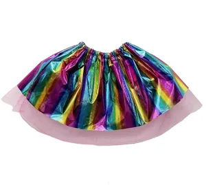 Vue détaillée de jupe tutu arc-en-ciel métallique colorée avec doublure en tulle rose.