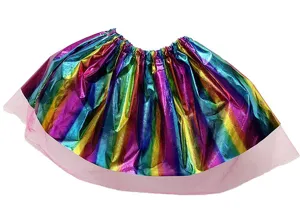 Détail en gros plan du tutu arc-en-ciel métallique coloré avec couche de tulle rose.