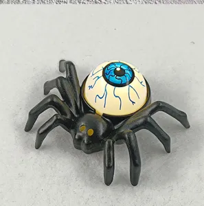 Nahaufnahme einer Halloween-Leuchtspinnenfigur mit realistischem blauen Auge auf dem Rücken.