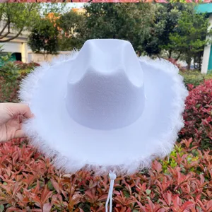 Wit veren cowboyhoed detail, pluche rand en verstelbaar koord voor feestelijke outfit.
