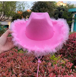 Roze veren cowboyhoed met fluffy afwerking en verstelbaar kinbandje voor feestelijke kostuums.