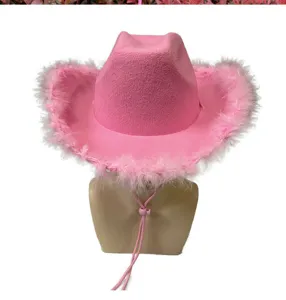 Roze western cowboyhoed detail met pluizige witte veren rand en verstelbaar koord.